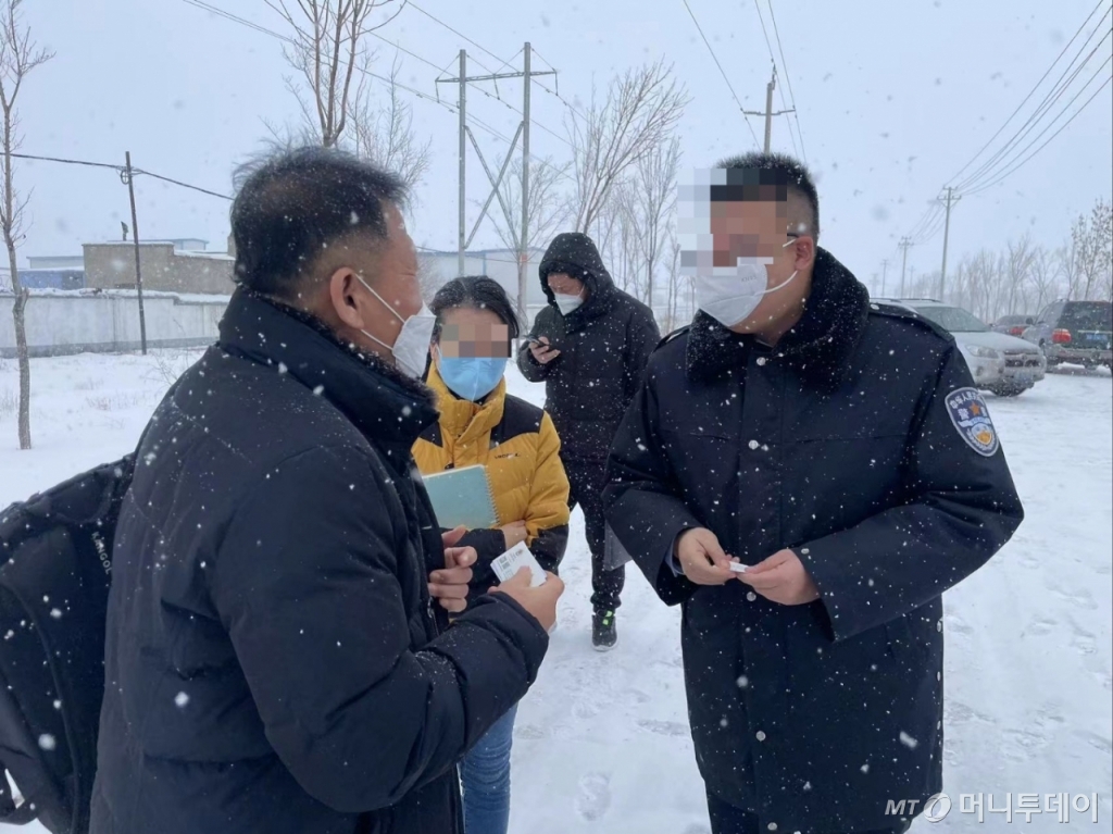 강 경감은 한국 대사관 경찰주재관으로 중국 당국에 체포·구금된 우리 국민의 영사면회를 위해 베이징에서 신장위구르 자치구 정부 고위 관계자들을 만나기도 했다. 살인 혐의를 받는 한국인의 영사면회를 위해 신장 위구르 자치지역 공안 관계자를 만나는 강 경감. /사진=강태원 경감