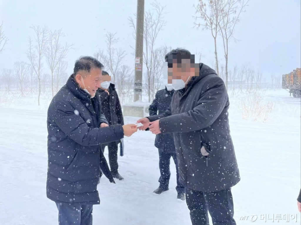 강 경감은 한국 대사관 경찰주재관으로 중국 당국에 체포·구금된 우리 국민의 영사면회를 위해 베이징에서 신장위구르 자치구 정부 고위 관계자들을 만나기도 했다. 살인 혐의를 받는 한국인의 영사면회를 위해 신장 위구르 자치 정부 고위 관계자를 만나는 강 경감. /사진=강태원 경감