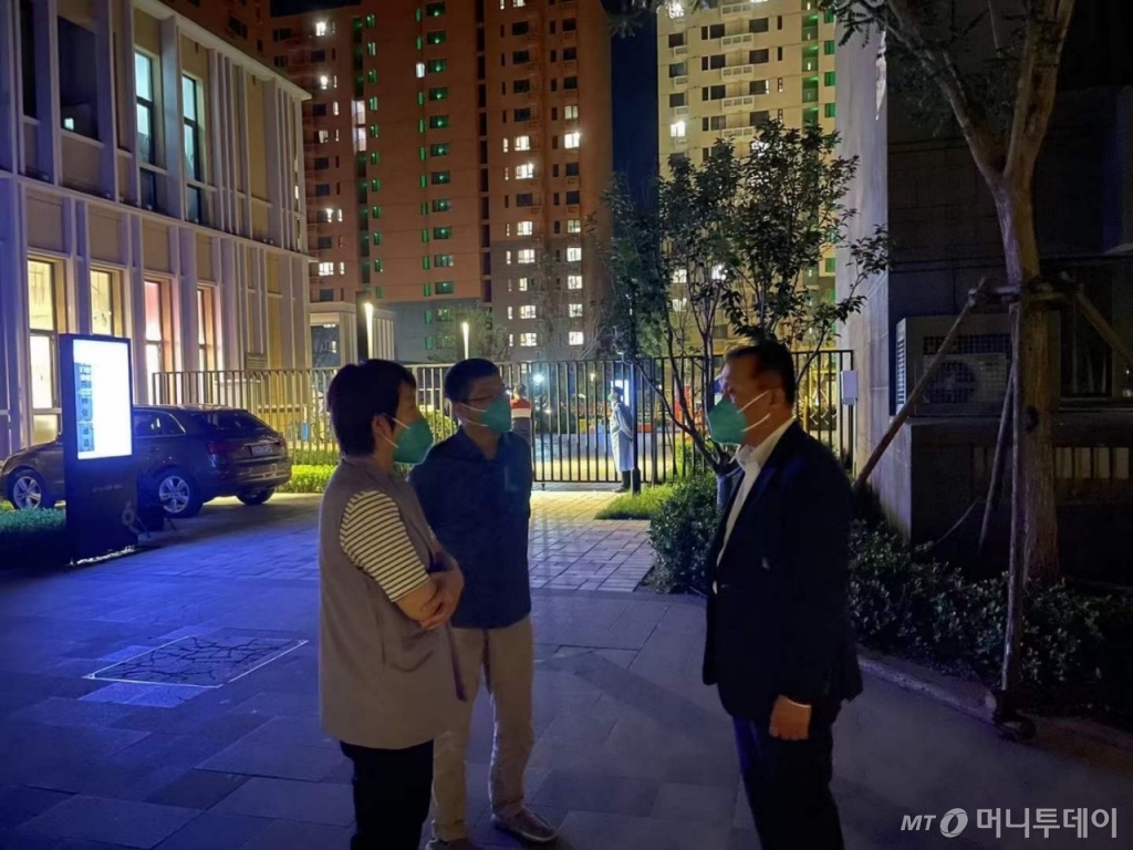 2022년 9월5일 오후 11시쯤. 베이징시 대흥구 격리 시설로 지정된 임대아파트 앞에서 한국인 격리자들의 민원 해결을 위해 직원들과 대화 중인 강태원 경감./사진=강태원 경감 제공