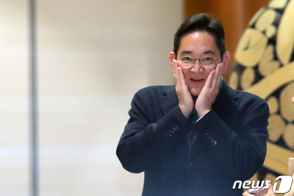 (서울=뉴스1) 이승배 기자 = 이재용 삼성전자 회장이 윤석열 대통령의 네덜란드 국빈 방문 동행을 마치고 15일 오전 서울 김포공항 비즈니스센터를 통해 귀국하고 있다.2023.12.15/뉴스1 Copyright © 뉴스1. All rights reserved. 무단 전재 및 재배포, AI학습 이용 금지.