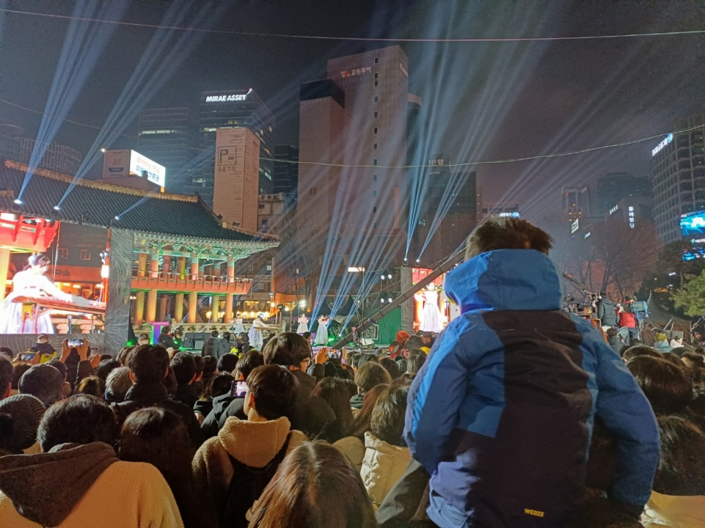 한 어린아이(오른쪽)가 아빠가 태워 준 목말을 타고 공연을 즐기고 있다. /사진=오석진 기자