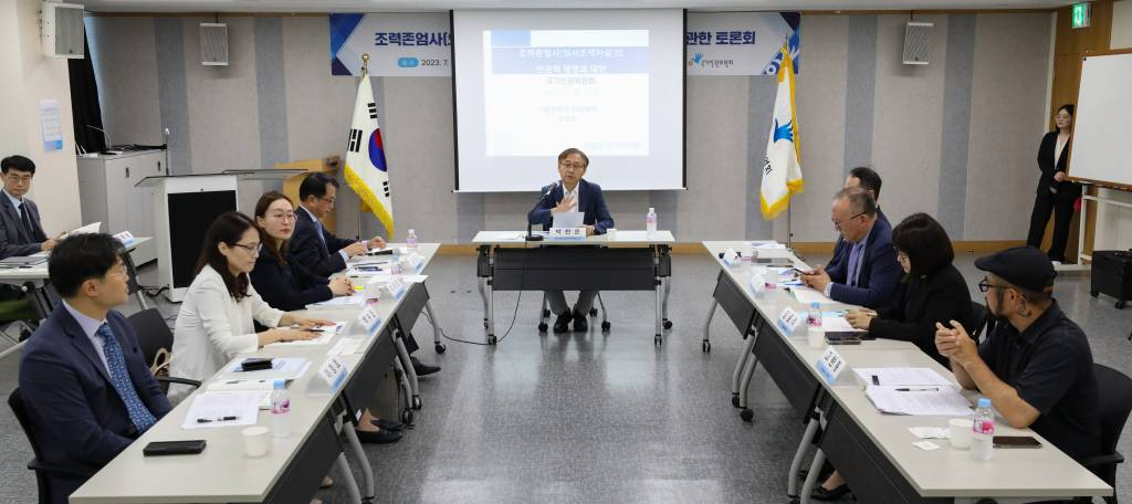 [서울=뉴시스] 황준선 기자 = 12일 오후 서울 중구 국가인권위원회에서 열린 조력존엄사(의사조력자살)의 인권적 쟁점과 대안에 관한 토론회에서 좌장을 맡은 박찬운 한양대학교 법학전문대학원 교수가 발언을 하고 있다. 2023.07.12.