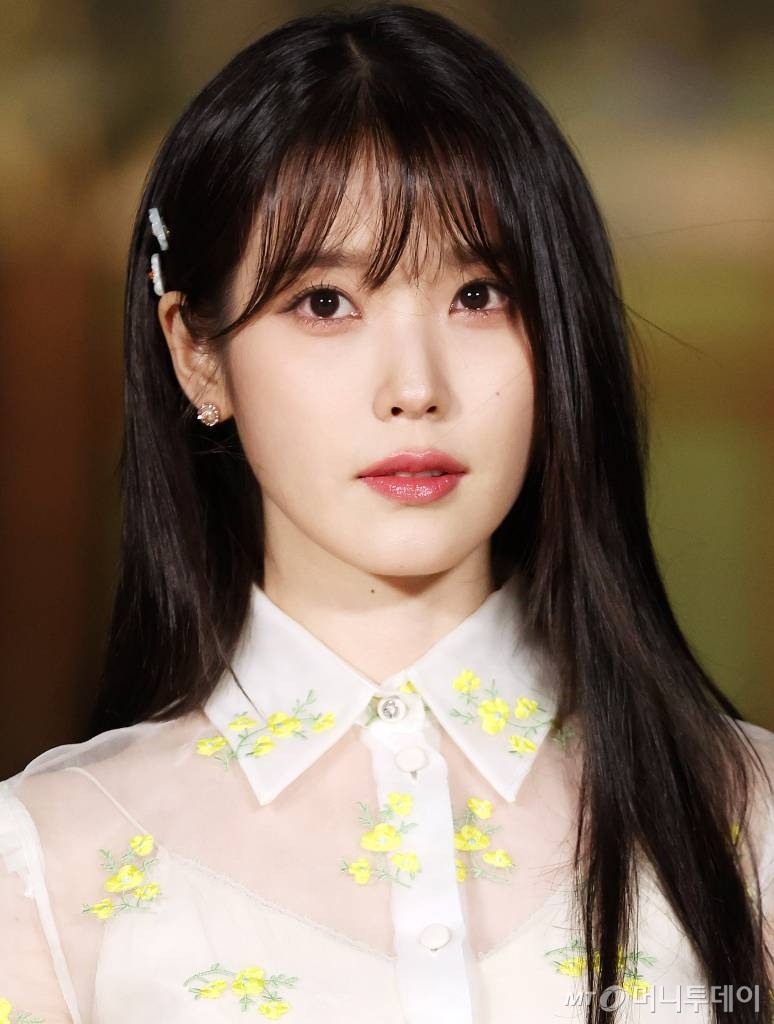 가수 아이유가 16일 오후 서울 종로구 경복궁에서 진행된 '구찌 2024 크루즈 패션쇼'에 참석해 포즈를 취하고 있다. 2023.05.16 /사진=김창현 기자 chmt@