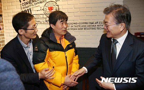  문재인 전 대통령이 2017년 2월 24일 영화 <재심>을 관람하기 전에 과거 변호했던 '낙동강변 살인사건' 피해자 장동익씨(가운데), 그의 재심을 추진했던 박준영 변호사와 인사하고 있다./사진=뉴시스