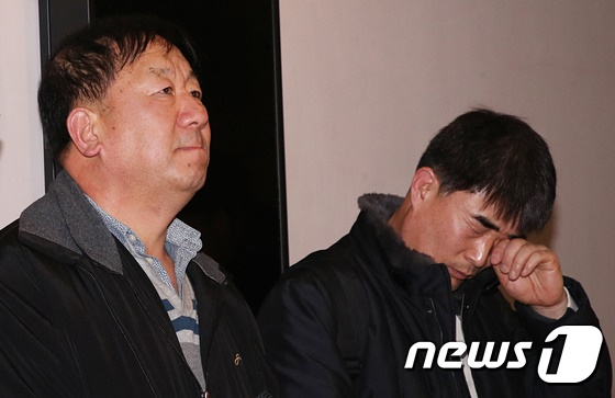 '낙동강변 살인사건' 범인으로 지목돼 21년간 옥살이한 최인철씨(왼쪽)와 장동익씨가 2020년 1월 6일 부산 연제구 부산고법 301호에서 열린 재심 재판을 마친 뒤 취재진에게 소회를 밝히고 있다./사진=뉴스1