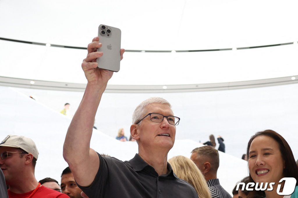 (캘리포니아 AFP=뉴스1) 홍유진 기자 = 12일(현지시간) 미국 캘리포니아 쿠퍼티노 애플 본사에서 열린 신제품 출시행사 '원더러스트(Wonderlust)'에서 팀쿡 애플 최고경영자(CEO)가 아이폰15 프로를 들어 보이고 있다. 애플은 이날 아이폰15 시리즈와 애플워치 시리즈9 등 최신 시리즈를 공개했다. 2023.09.12/  ⓒ AFP=뉴스1  Copyright © 뉴스1. All rights reserved. 무단 전재 및 재배포 금지.