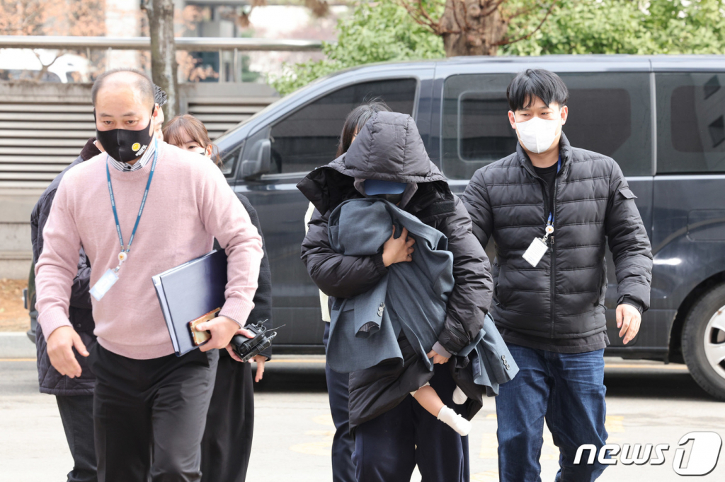 (인천=뉴스1) 장수영 기자 = 배우 故이선균에게 협박해 수천만 원을 받은 20대 여성 A씨가 28일 오후 인천 미추홀구 인천지방법원에서 열린 구속 전 피의자 심문(영장실질심사)에 출석하고 있다. 2023.12.28/뉴스1  Copyright © 뉴스1. All rights reserved. 무단 전재 및 재배포,  AI학습 이용 금지.