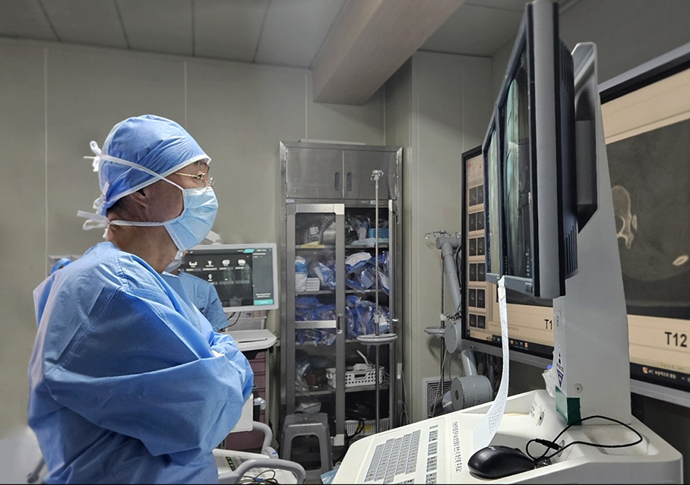 강남베드로병원 척추센터 이춘성 원장이 특발성 척추측만증 환자의 치료 계획을 세우고 있다./사진=강남베드로병원