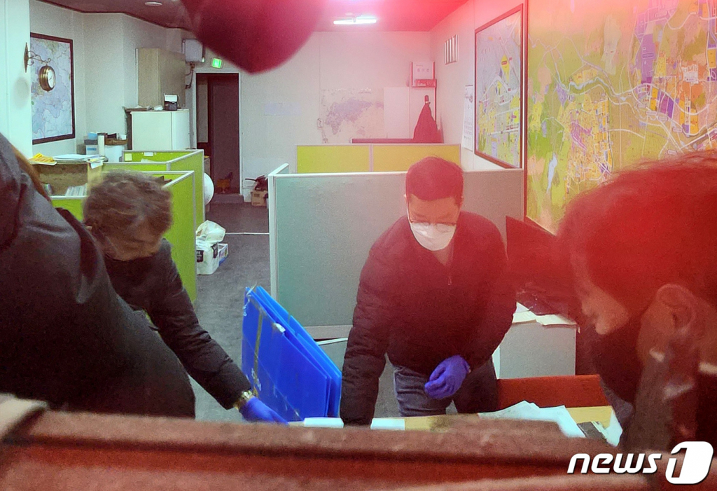 (아산=뉴스1) 김기태 기자 = 경찰이 3일 이재명 더불어민주당 대표에게 흉기를 휘두른 김모씨가 운영하는 충남 아산 배방읍 부동산 사무실에 대한 압수수색을 진행하고 있다. 경찰은 이날 김씨의 주거지와 부동산 사무실에 대해 동시 압수수색을 진행했다. 2024.1.3/뉴스1  Copyright © 뉴스1. All rights reserved. 무단 전재 및 재배포,  AI학습 이용 금지.