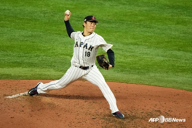 지난 해 3월 월드베이스볼클래식(WBC)에 일본 대표팀으로 출전한 야마모토의 투구 폼. /AFPBBNews=뉴스1