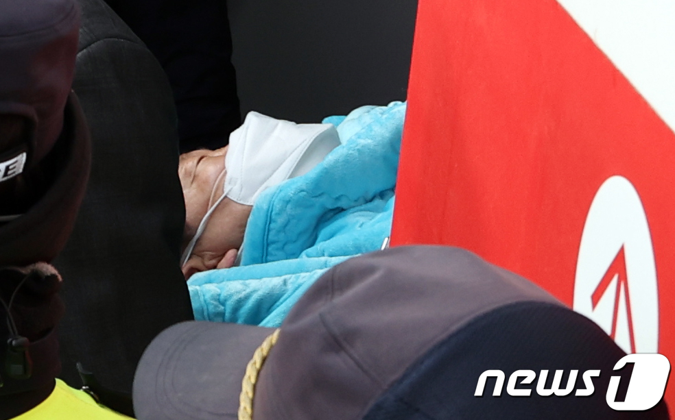 (서울=뉴스1) 김명섭 기자 = 부산에서 신원 미상 남성에게 습격을 당한 이재명 더불어민주당 대표가 2일 오후 서울 종로구 서울대병원에 도착해 이송되고 있다. 2024.1.2./뉴스1 Copyright © 뉴스1. All rights reserved. 무단 전재 및 재배포, AI학습 이용 금지.