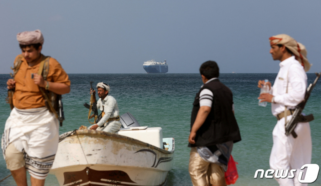 (알 살리프 로이터=뉴스1) 김성식 기자 = 지난 5일(현지시간) 예멘 알 살리프 해안에 총기로 무장한 후티 반군 대원들이 소형 보트에서 내리는 모습이다. 이들 뒤로는 지난달 19일 나포한 자동차운반선 '갤럭시리더호'가 보인다. 2023.12.5.  ⓒ 로이터=뉴스1  Copyright © 뉴스1. All rights reserved. 무단 전재 및 재배포,  AI학습 이용 금지.