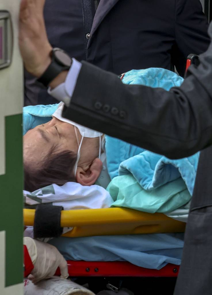 [서울=뉴시스] 정병혁 기자 = 이재명 더불어민주당 대표가 2일 서울 종로구 서울대병원으로 이송되고 있다. 이 대표는 이날 오전 부산 가덕신공항 건설 예정지 현장방문 도중 흉기 피습 당했다.2024.01.02.