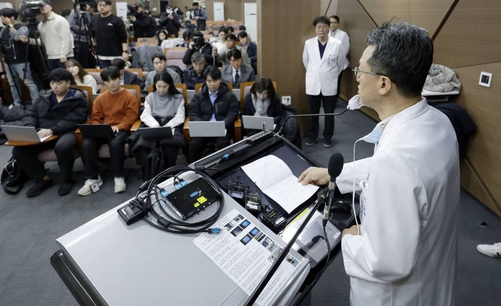 [서울=뉴시스] 최동준 기자 = 민승기 서울대학교병원 이식혈관외과 교수가 4일 서울 종로구 서울대병원 의학연구혁신센터에서 이재명 더불어민주당 대표 치료 경과 브리핑을 하고 있다. 2024.01.04.
