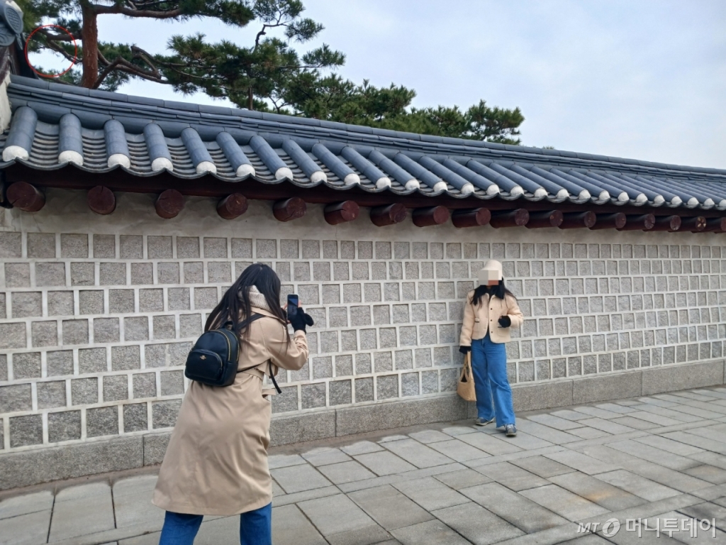 4일 오전 11시쯤 경복궁 담벼락 천막이 철거되자 외국인 관광객들이 사진을 찍고 있다. /사진= 이지현 기자