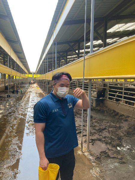 지난해 여름, 수해 복구 지원 현장에서 구슬땀을 흘리던 하승우 순경. 지금처럼 많은 사람을 도울 거라고, 항상 가까이에서 편안하게 다가올 수 있게 들어주는 그런 경찰이 될 거라고 다짐했다./사진=하승우 순경 제공