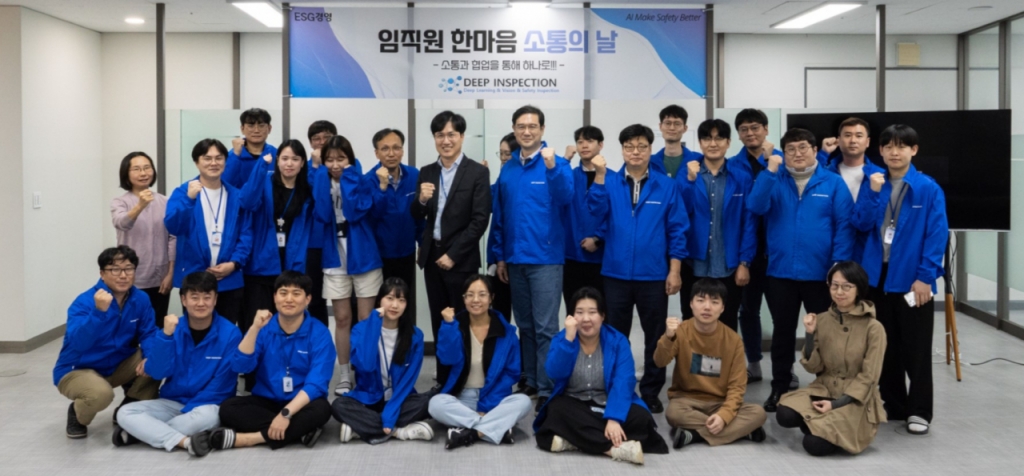 이철희 딥인스펙션 대표(사진 뒷줄 가운데 정장 차림)와 임직원들/사진제공=딥인스펙션