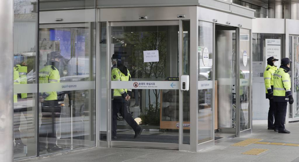 [서울=뉴시스] 최동준 기자 = 이재명 더불어민주당 대표가 치료 중인 4일 서울 종로구 서울대학교병원 앞에서 경찰들이 경계 근무를 서고 있다. 2024.01.04.