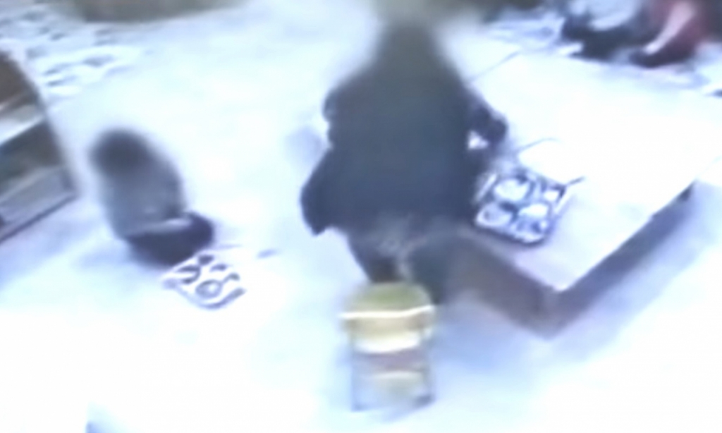 2015년 1월 8일 인천 연수구 한 어린이집에서 보육교사 A씨가 4세 여자아이가 급식을 다 먹지 않고 남겼다는 이유로 폭행했다./사진=KBS 뉴스