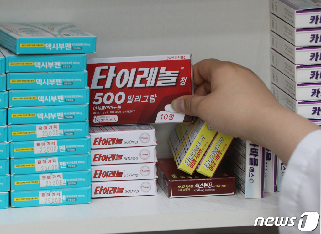 (서울=뉴스1) 신웅수 기자 =서울의 한 약국에서 타이레놀을 판매하고 있다.  2021.5.27/뉴스1  