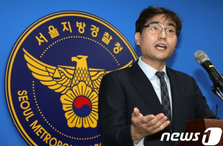 2017년 11월 당시 서울지방경찰청 박창환 광역수사2계장이 고(故) 김광석 딸 서연양의 사망 의혹을 둘러싼 고소·고발 사건 관련 수사 결과를 발표하는 모습. /2017.11.10. /뉴스1 