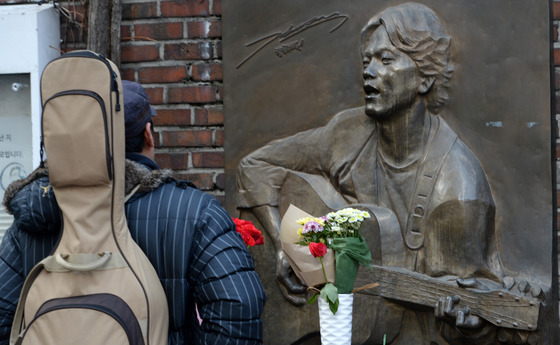 서울 종로구 학전블루 소극장에 있는 가수 고(故) 김광석 노래비 앞에서 추모 중인 시민의 모습. /2014.1.6. /뉴스1