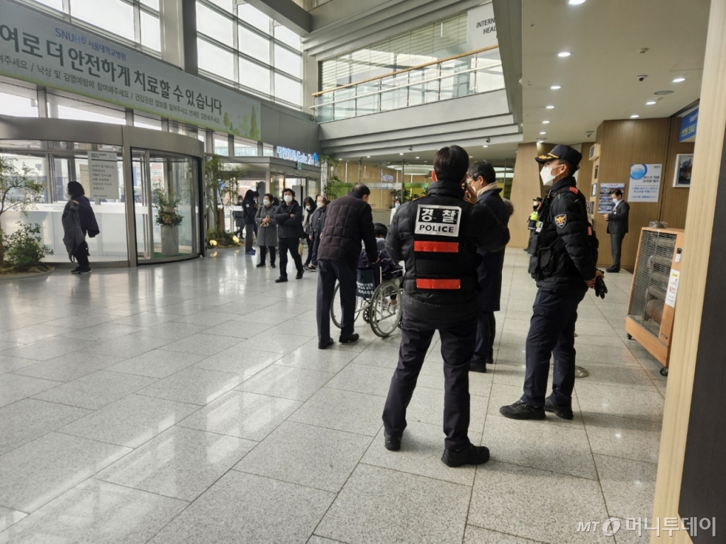 5일 서울 종로구 서울대병원 본관 안에서 근무 중인 경찰관의 모습. /사진=박상혁 기자 