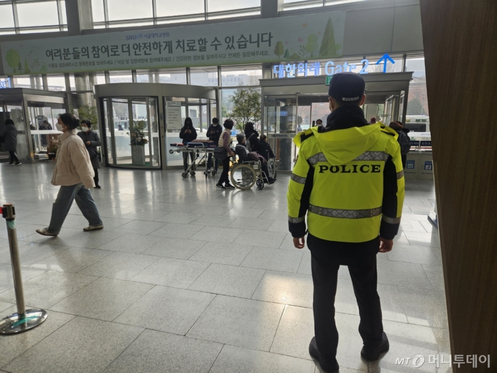5일 오전 서울 종로구 서울대병원 본관 1층에서 경찰관이 근무하고 있다./사진=박상혁 기자 