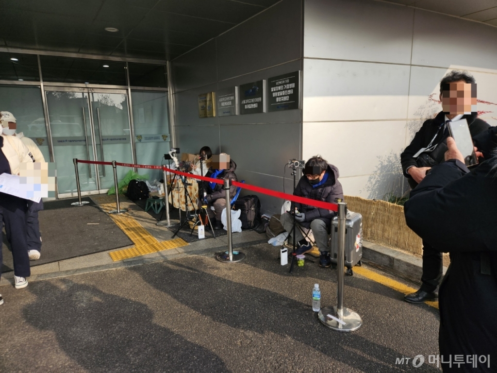 5일 오후 서울 종로구 서울대병원 어린이병동 앞에서 생중계 중인 유튜버들. /사진=박상혁 기자 