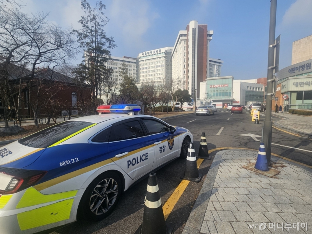 5일 오후 서울 종로구 서울대병원 내에서 순찰 중인 경찰차./사진=박상혁 기자 