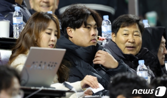 류현진(가운데)과 아내 배지현 전 아니운서, 그리고 이만수 전 감독. /사진=뉴스1