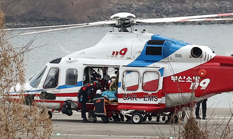 [서울=뉴시스] 고승민 기자 = 부산에서 흉기 피습을 당한 이재명 더불어민주당 대표가 2일 헬기를 통해 서울 동작구 노들섬에 도착, 서울대병원으로 이송되고 있다. 이 대표는 이날 오전 부산 가덕신공항 건설 예정지 현장방문 도중 흉기 피습 당했다. 2024.01.02.