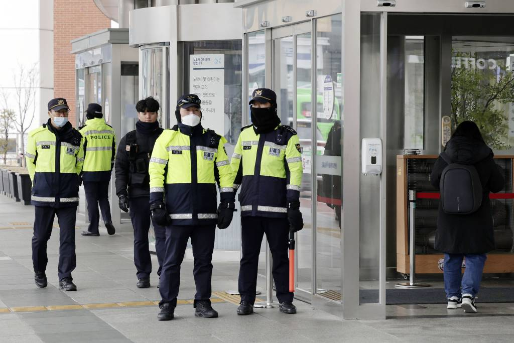 [서울=뉴시스] 최동준 기자 = 이재명 더불어민주당 대표가 치료 중인 4일 서울 종로구 서울대학교병원 앞에서 경찰들이 경계 근무를 서고 있다. 2024.01.04.