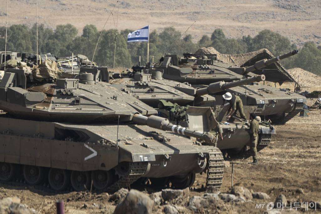 Israeli tanks are stationed near the border with Lebanon, in Israel, Saturday Oct. 14, 2023. (AP Photo/Petros Giannakouris)  [텔아이브=AP/뉴시스] 14일(현지시각) 장소가 알려지지 않은 이스라엘과 레바논 국경 인근에 이스라엘 전차들이 주둔해 있다. 2023.10.15. /사진=AP 뉴시스