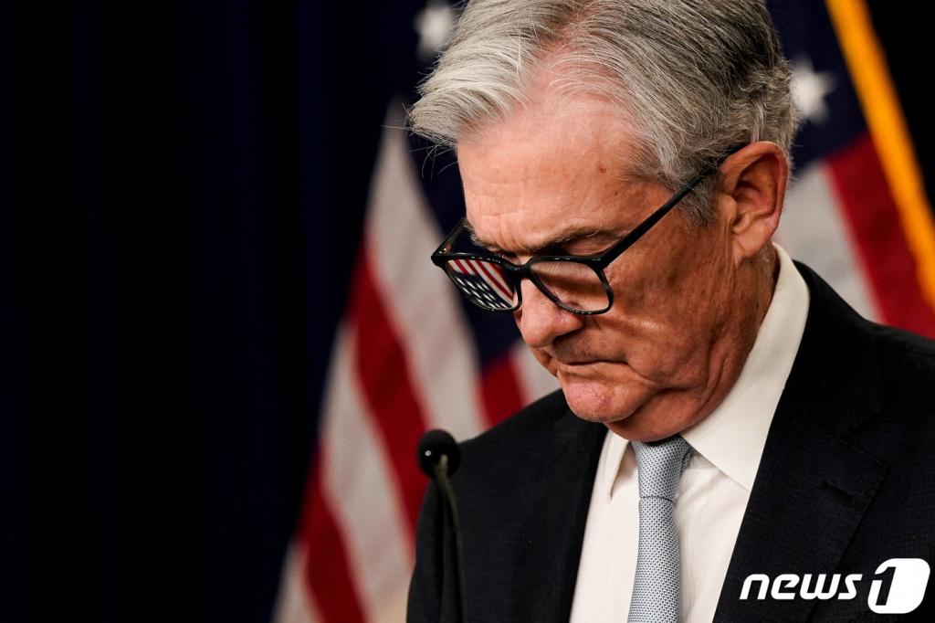 (워싱턴 로이터=뉴스1) 권진영 기자 = 제롬 파월 연방준비제도(Fed)이사회 의장이 굳은 얼굴로 기자회견에 응하고 있다. 2022.11.02  ⓒ 로이터=뉴스1  Copyright © 뉴스1. All rights reserved. 무단 전재 및 재배포 금지.