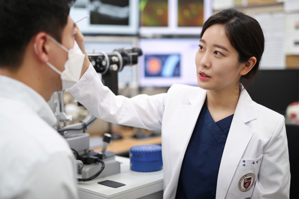 고려대학교 안산병원 안과 우민지 교수가 환자를 진료하고 있다./사진=고려대안산병원