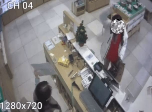 아르바이트생에게 거스름돈 동전을 던진 남성 /사진=SNS(소셜네트워크서비스)