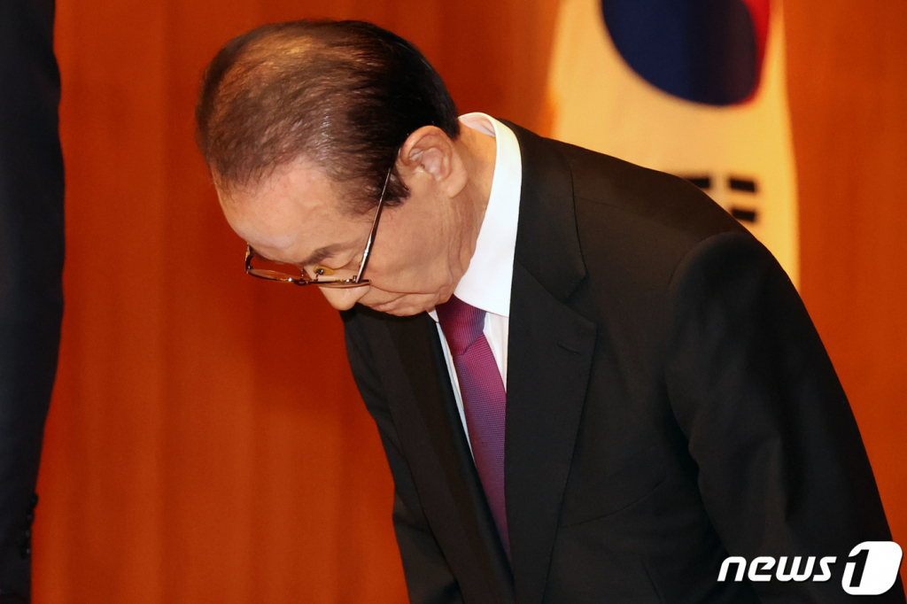 (서울=뉴스1) 황기선 기자 = 윤세영 태영그룹 창업회장이 9일 오전 서울 영등포구 태영건설 여의도 사옥에서 워크아웃 관련 기자회견에 앞서 인사를 하고 있다. 2024.1.9/뉴스1 Copyright © 뉴스1. All rights reserved. 무단 전재 및 재배포, AI학습 이용 금지.