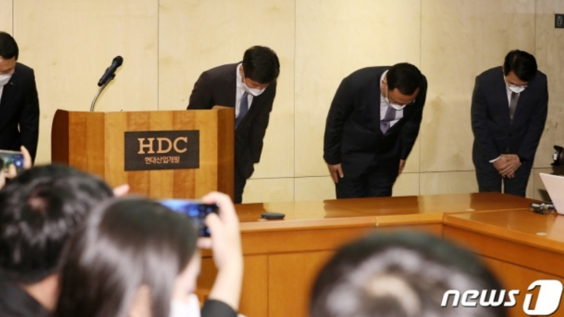정몽규 HDC그룹 회장(오른쪽 세 번째)을 비롯한 HDC현대산업개발 임직원들이 2022년 5월 서울 용산구 HDC현대산업개발 본사에서 긴급 기자회견을 열고 대국민 사과하고 있는 모습. /사진=뉴스1  