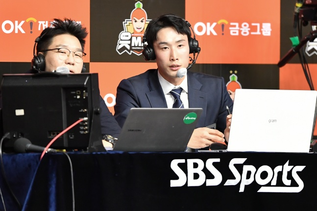 지난해 SBS스포츠 배구 해설위원으로 활약했던 故 최홍석의 모습(오른쪽). /사진=한국배구연맹