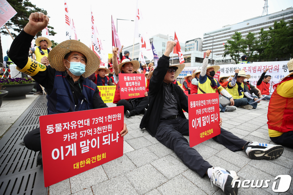 (서울=뉴스1) 김민지 기자 = 대한육견협회 회원들이 8일 서울 용산구 전쟁기념관 앞에서 열린 개식용 반대 규탄 집회에서 생존권 보장을 촉구하고 있다. 2023.6.8/뉴스1  Copyright © 뉴스1. All rights reserved. 무단 전재 및 재배포 금지.
