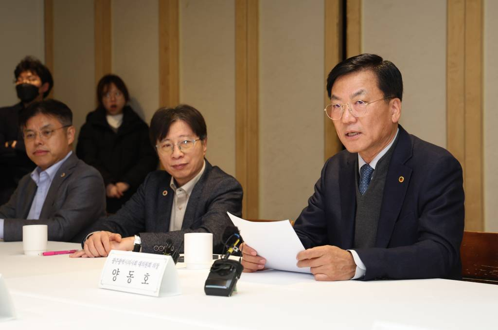 [서울=뉴시스] 고승민 기자 = 양동호 광주광역시의사회 대의원회 의장이 10일 서울 중구 달개비에서 의대정원 확충 규모 등을 주제로 열린 제24차 의료현안협의체에서 발언하고 있다. 2024.01.10.