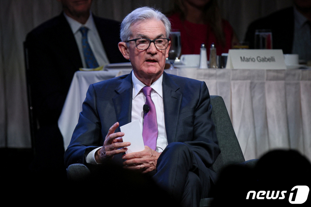 (뉴욕 로이터=뉴스1) 우동명 기자 = 제롬 파월 미국 연방준비제도(Fed·연준) 의장이 19일 (현지시간) 뉴욕 경제클럽 간담회에 참석해 “인플레이션이 지속 가능하게 2% 수준으로 낮아지려면 일정 기간 추세를 밑도는 성장세와 노동시장 과열 완화가 필요한 것으로 보인다”고 밝히고 있다. 2023.10.20  ⓒ 로이터=뉴스1  Copyright © 뉴스1. All rights reserved. 무단 전재 및 재배포,  AI학습 이용 금지.