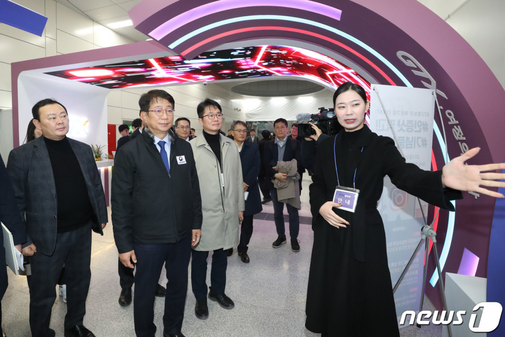 (서울=뉴스1) 김영운 기자 = 박상우 국토교통부 장관이 5일 오후 서울 강남구 수서역 GTX-A 홍보관을 둘러보고 있다. 2024.1.5/뉴스1  Copyright © 뉴스1. All rights reserved. 무단 전재 및 재배포,  AI학습 이용 금지.