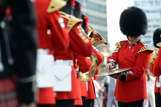 기사와 직접적인 관련없음. 사진은 영국 근위병들이 연주와 함께 퍼레이드를 펼치고 있는 모습./사진=뉴스1