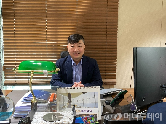 버스정류장 '엉뜨 의자' 아이디어를 처음 내었던 김세윤 KIMG 대표. 아이디어 하나로도 세상을 바꿀 수 있다./사진=남형도 기자