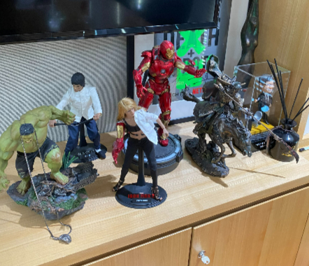 김 대표의 사무실에 놓여 있던 피규어들./사진=남형도 기작