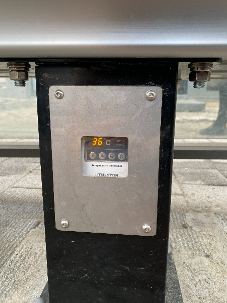 온열의자 아래엔 현재 온도가 이리 표시돼 있다. 높게는 40도 이상까지 켜둔다./사진=남형도 기자