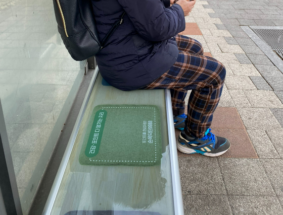 온열의자에 앉아 버스를 기다리던 어르신./사진=남형도 기자