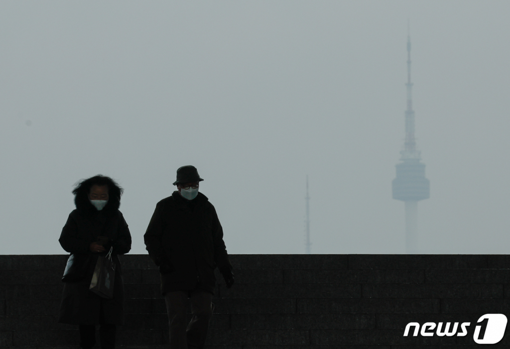 (서울=뉴스1) 안은나 기자 = 초미세먼지 농도가 전국 대부분 지역에서 '나쁨' 수준을 보인 11일 서울 용산구 국립중앙박물관에서 바라본 하늘이 뿌옇다. 2024.1.11/뉴스1 Copyright © 뉴스1. All rights reserved. 무단 전재 및 재배포, AI학습 이용 금지.